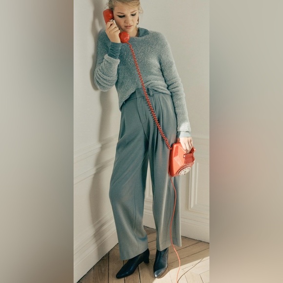 Vince sweater w glitter thread. Size XS. Super soft sweater! Excellent condition - Picture 4 of 6